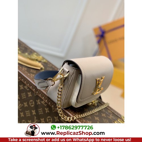 Louis Vuitton Favorite - Image 4