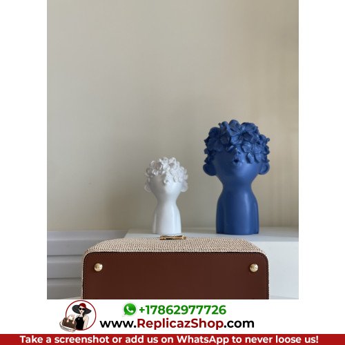 Louis Vuitton Capucines - Image 4